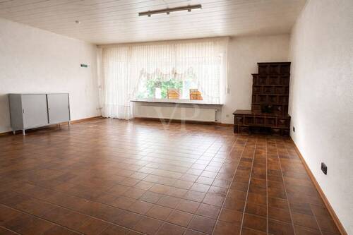 Wohnzimmer mit Kachelofen - 5 Zimmer Einfamilienhaus in Mörfelden-Walldorf / Walldorf