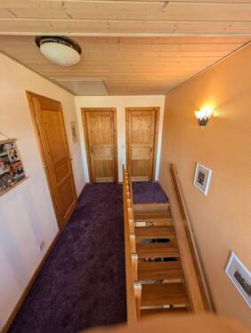 Flurbereich im Dachgeschoss mit Zugang zu den Schlafräumen und Badezimmer - 