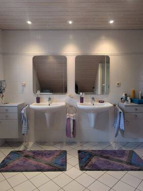 Badezimmer mit zwei Waschbecken - 