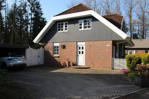 Hauseingang / Einfahrt / Carport - Besonderes Einfamilienhaus mit neuer Heizung (2026) und Doppelcarport in Waldrandlage