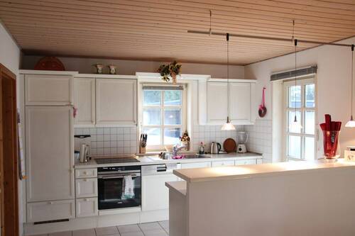 Großzügige, lichtdurchflutete Einbauküche im Landhausstil, Zugang zur Terrasse - 