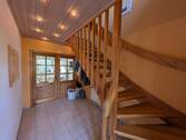 Helle Diele mit Treppe zum Obergeschoss - 