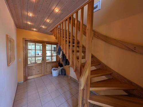 Helle Diele mit Treppe zum Obergeschoss - 