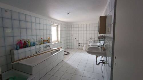 Bad mit Wanne + Dusche - 5 Zimmer Etagenwohnung in Teisnach