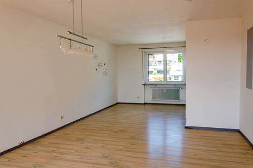 Wohnzimmer - 4 Zimmer Etagenwohnung zum Kaufen in Amberg
