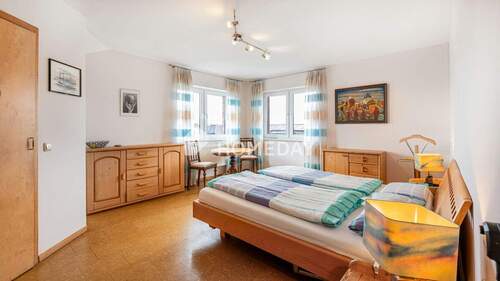 1. OG Schlafzimmer 1 - 