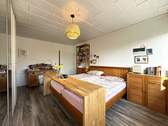 Schlafzimmer mit… - 