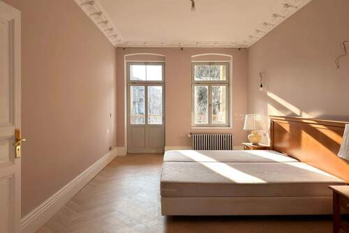Schlafzimmer mit Wintergarten - Baugleiche Musterwohnung - Hochparterre mit Wintergarten - Erstbezug nach Sanierung im barocken Denkmal