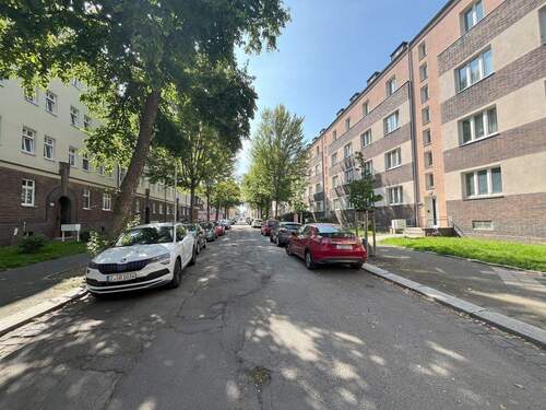 Straßenansicht - Top-Angebot 3-Zimmer-Wohnung in guter Lage mit Einbauküche, sofort einzugsfertig