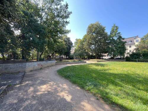 Park mit Spielplatz - 