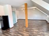 Wohnzimmer - Neu renovierte 3 Zimmer Dachgeschosswohnung mit Balkon