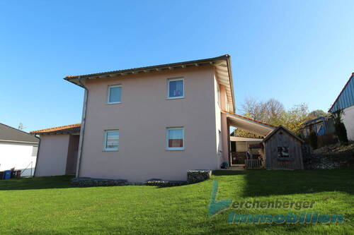 Hausansicht mit Garten.jpg - 5 Zimmer Einfamilienhaus zum Kaufen in Eichendorf
