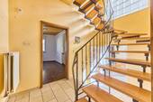 Eingang/Flur/Treppe Haupthaus - 