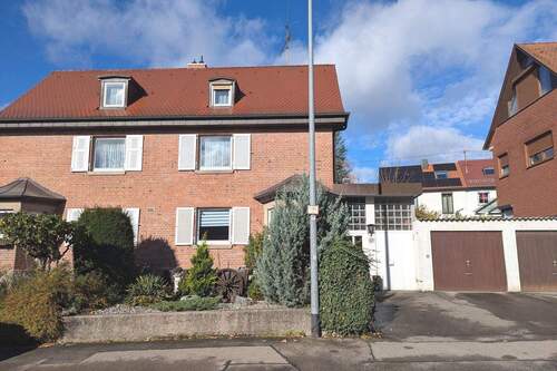 Hausansicht - 4 Zimmer Doppelhaushälfte zum Kaufen in Böblingen
