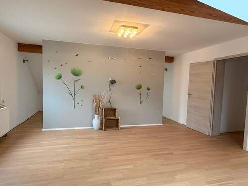 Großes Zimmer im Obergeschoss - 3 Zimmer Doppelhaushälfte in Ketzin/Havel