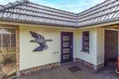 Massives Nebengebäude mit Garagenzugang - 
