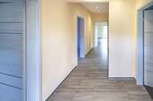 Hauseingang mit Mittelflur - 