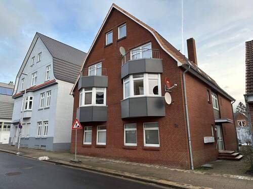 Vorder- und Seitenansicht - Bezugsfreie Einzimmerwohnung mit Pkw-Stellplatz in zentraler Lage von Husum