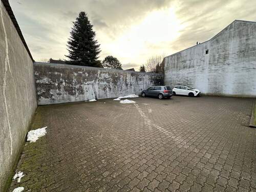 Eigener Parkplatz auf dem Hinterhof - 