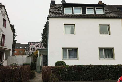 Strassenansicht - ***** 3-Familienhaus + zusätzlicher Bebauungsmöglichkeit - Erschließung aus Sackgasse*****