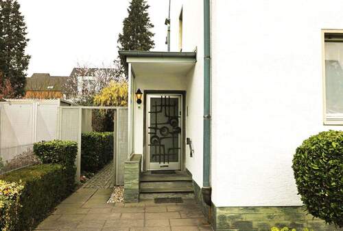 Hauseingang - 9 Zimmer Mehrfamilienhaus, Wohnhaus zum Kaufen in Köln Holweide