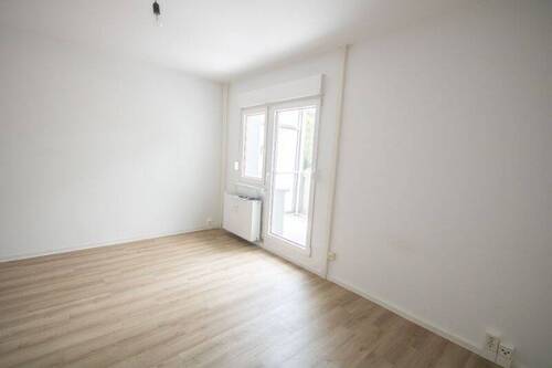 Wohnzimmer - 2 Zimmer Etagenwohnung zur Miete in Halle (Saale)