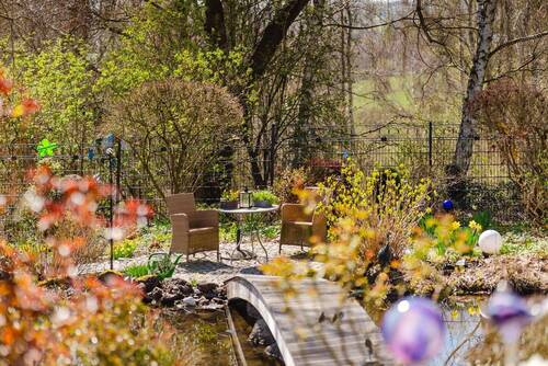 Teich mit Bogenbrücke - 