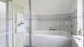 Coole Wanne im Dachgeschoss - fast schon ein Pool - 