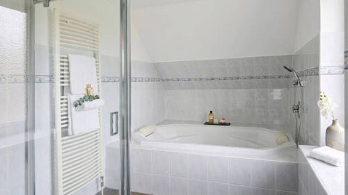 Coole Wanne im Dachgeschoss - fast schon ein Pool - 