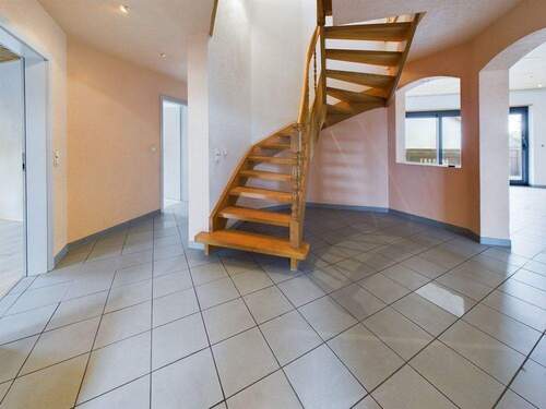 Treppe in die obere Ebene - 