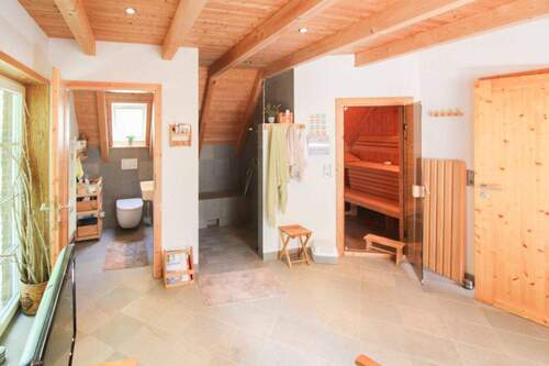 Spa-Bereich mit Sauna, Ruheraum und Balkon - 