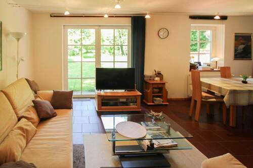 Wohnzimmer mit Blick in den Garten - 