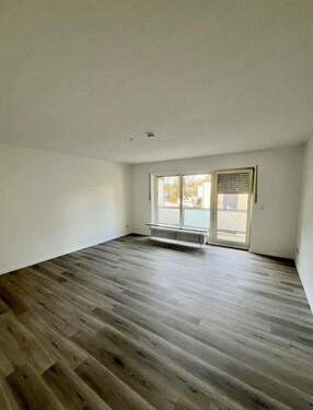 Wohnzimmer ca. 4,9 x 4,76 m - 3 Zimmer Etagenwohnung zur Miete in Paderborn OT Schloß Neuhaus