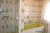 mit Dusche und Wanne und Fenster - 