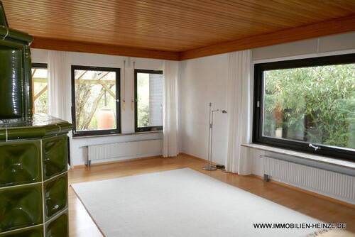 EG - großes, helles Wohnzimmer mit Kachelofen - 