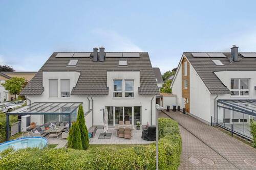 Hausansicht Strassenseite - Modernes Wohnen - junge Doppelhaushälfte in familienfreundlicher Lage von Langenfeld-Reusrath