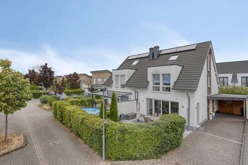 Hausansicht Zufahrt - 4 Zimmer Doppelhaushälfte zum Kaufen in Langenfeld