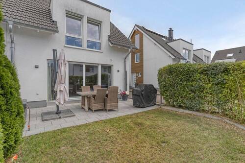 Garten strassenseitig - 4 Zimmer Doppelhaushälfte in Langenfeld