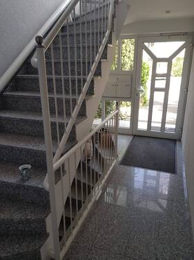 Gepflegtes Treppenhaus - 4 Zimmer Etagenwohnung zur Miete in Dreieich