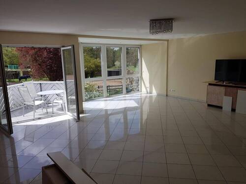 Helles Wohnzimmer mit Balkon - 