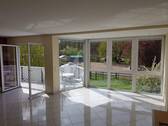 Helles Wohnzimmer mit Balkon - 