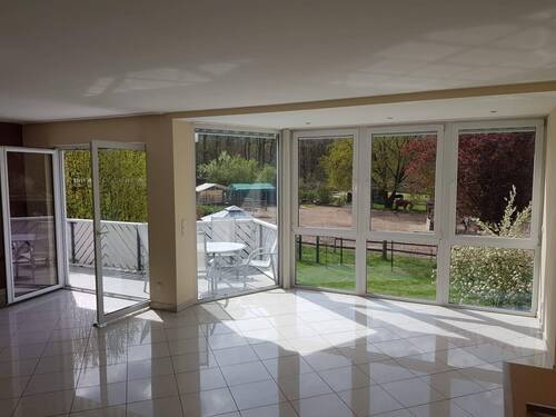 Helles Wohnzimmer mit Balkon - 