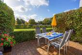 Terrasse - Residieren am Golfplatz! Gepflegte EG-Whg. in Grömitz - 50m² mit Terrasse, Schwimmbad & Stellplatz