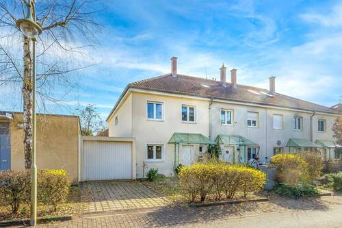 Hausansicht von Straßenseite - 5 Zimmer Reihenendhaus zum Kaufen in Schöneiche bei Berlin
