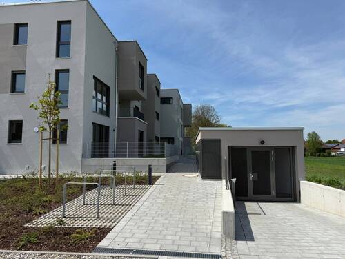 Objektansicht - EG Wohnung im Neubau KFW 55 mit kleinem Garten - A+ - Glasfaser - 2 TG Stellplätze