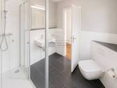 Tageslichtbad mit Duschkabine und große Fenster - 