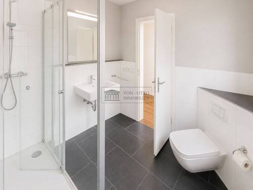 Tageslichtbad mit Duschkabine und große Fenster - 