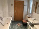 Bad mit Wanne und Dusche - 