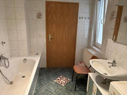 Bad mit Wanne und Dusche - 