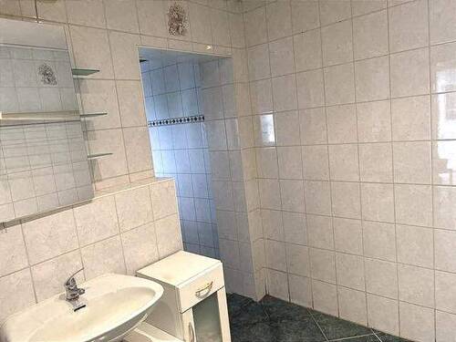Bad mit Wanne und Dusche - 